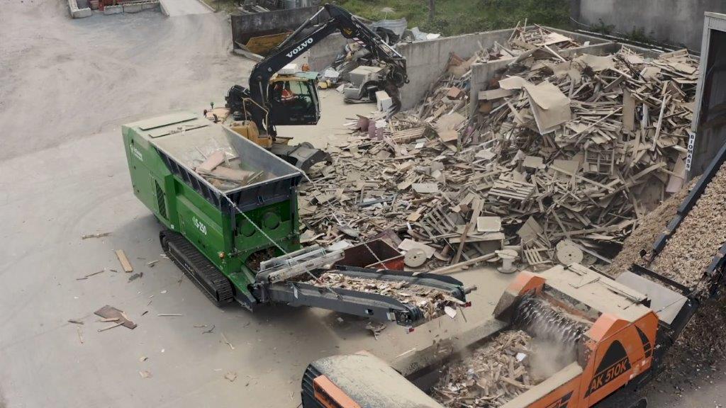 ES-250 Shredding Wooden Crates and Pallets